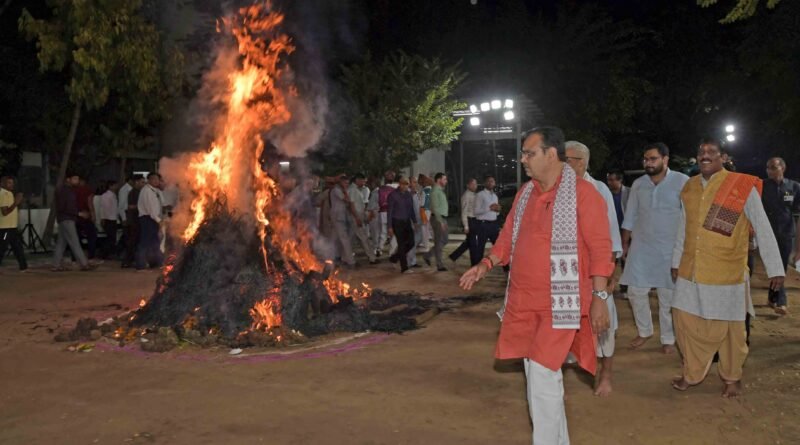 मुख्यमंत्री निवास पर होलिका दहन : मुख्यमंत्री भजनलाल शर्मा ने की प्रदेश की सुख समृद्धि की कामना